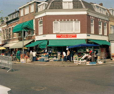 822767 Gezicht op het hoekpand Kanaalstraat 53 (supermarkt Mevlâna Pazari ) te Utrecht, met uitstallingen van groenten ...